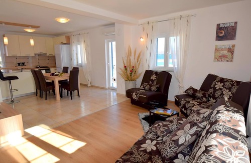 Porat Apartment | Holiday apartment with air conditioning and sea view