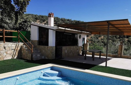Villanueva de Algaidas House | Holiday Home 'Casa La Pedriza Para 8' with Mountain View, Shared Pool and Wi-Fi
