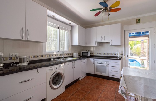Canillas de Albaida House | Holiday Home 'Casa Flamenca' with Mountain View, Wi-Fi and Air Conditioning
