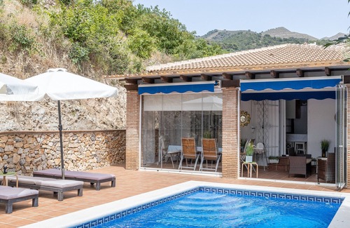 Canillas de Albaida House | Holiday Home 'Casa Flamenca' with Mountain View, Wi-Fi and Air Conditioning