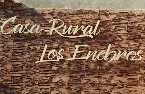 Los Navalucillos House | Holiday Home 'Casa Rural Los Enebros' with Private Pool, Wi-Fi and Air Conditioning