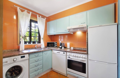 Alpouvar House | Holiday Home 'Ema Clube em Albufeira' with Pool, Wi-Fi and Air Conditioning