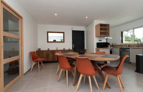 Arzon House | Holiday Home 'Family Prince' with Private Terrace, Private Garden and Wi-Fi