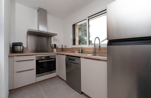 Arzon House | Holiday Home 'Family Prince' with Private Terrace, Private Garden and Wi-Fi