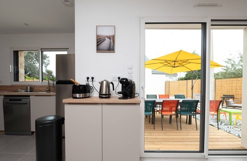 Arzon House | Holiday Home 'Family Prince' with Private Terrace, Private Garden and Wi-Fi
