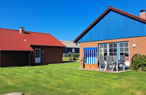 Pellworm House | Holiday Home 'Ferienhaus Heverstrom' with Shared Garden and Wi-Fi