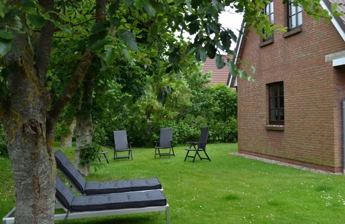 Midlum Apartment | Holiday home gray seal