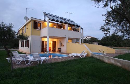 Novigrad House | Holiday Home in Novigrad with Private Pool