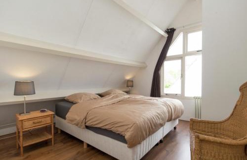 Municipality of Noordwijk House | Holiday Home in Noordwijkerhout by Forest & Lake
