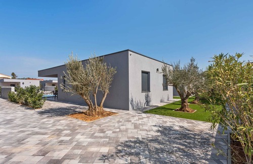 Vir House | Holiday Home in Vir With Pool & Sauna