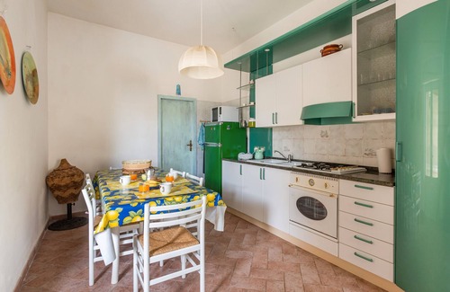 S'Archittu House | Holiday Home 'Villetta Al Mare - S'archittu' with Private Garden, Wi-Fi and Air Conditioning