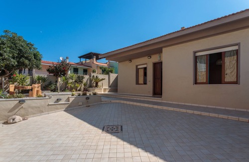 S'Archittu House | Holiday Home 'Villetta Al Mare - S'archittu' with Private Garden, Wi-Fi and Air Conditioning