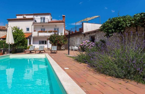 Kujici House | Holiday home with pool and air conditioning