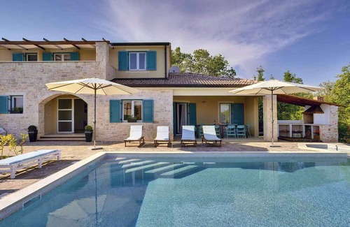 Muzini House | Holiday home with pool and air conditioning