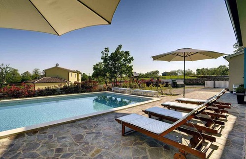 Muzini House | Holiday home with pool and air conditioning