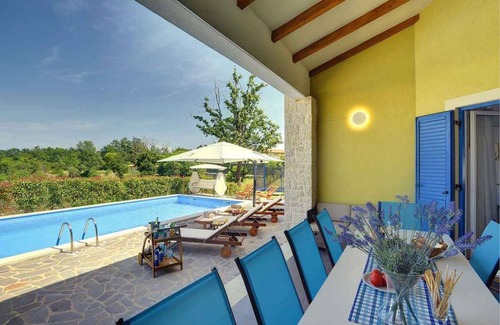 Muzini House | Holiday home with pool and air conditioning