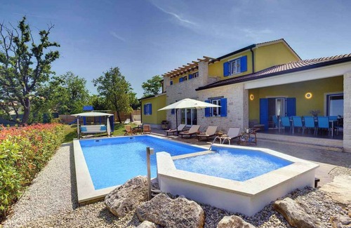 Muzini House | Holiday home with pool and air conditioning