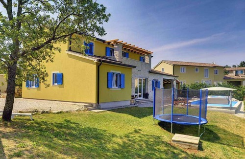 Muzini House | Holiday home with pool and air conditioning
