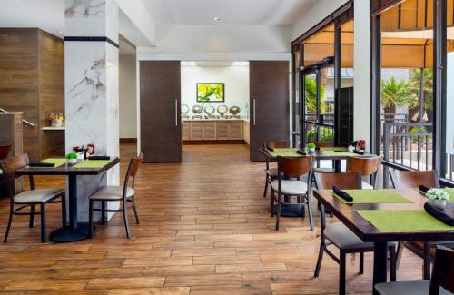Camelback East Hotel | Holiday Inn and Suites Phoenix Airport North by IHG
