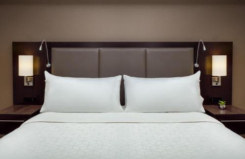 Camelback East Hotel | Holiday Inn and Suites Phoenix Airport North by IHG