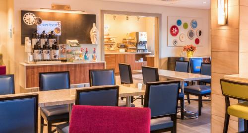 West Ashley Hotel | Holiday Inn Express Charleston US Highway 17 & I-526 by IHG