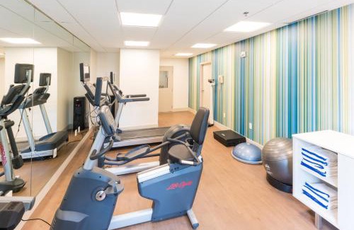 West Ashley Hotel | Holiday Inn Express Charleston US Highway 17 & I-526 by IHG