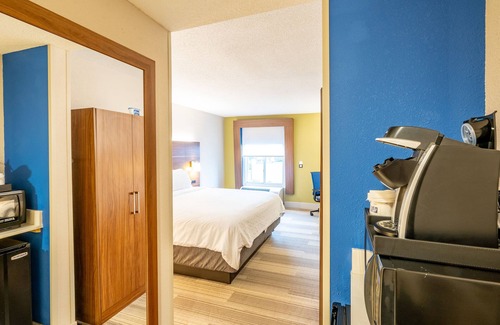 West Ashley Hotel | Holiday Inn Express Charleston by IHG