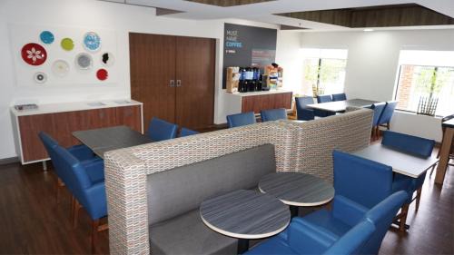 Greensboro Hotel | Holiday Inn Express Hotel & Suites Greensboro-East by IHG