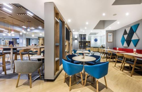 Watford Hotel | Holiday Inn Express London - Watford Junction by IHG