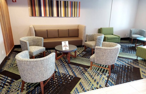 Queens Hotel | Holiday Inn Express Maspeth by IHG