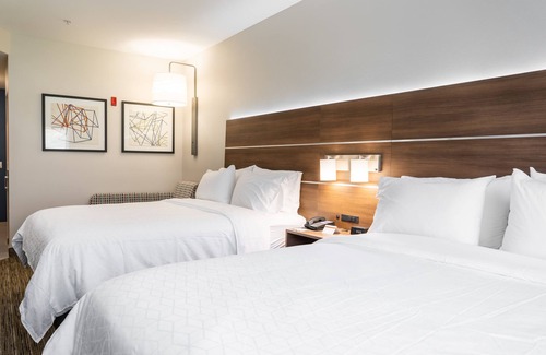 Lake Forest Hotel | Holiday Inn Express & Suites Lake Forest by IHG