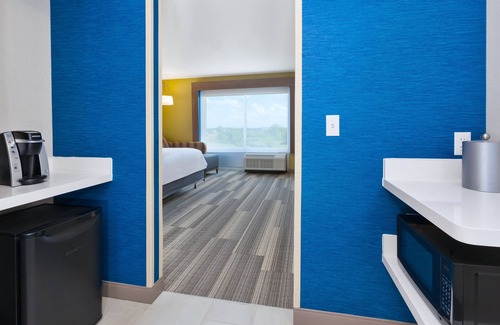 Grand Rapids Hotel | Holiday Inn Express & Suites Grand Rapids Airport - South by IHG