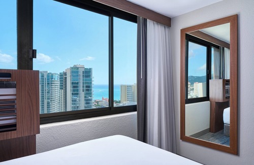 Waikiki Hotel | Holiday Inn Express Waikiki by IHG