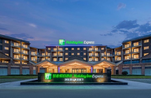 Dongpo District Hotel | Holiday Inn Express Wawu Mountain by IHG