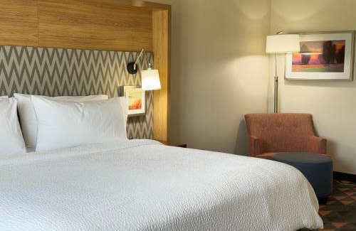 Fayetteville Hotel | Holiday Inn & Suites - Fayetteville W-Fort Bragg Area by IHG