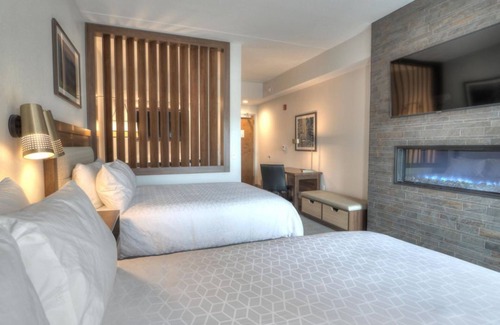 Pigeon Forge Hotel | Holiday Inn & Suites Pigeon Forge Convention Center by IHG