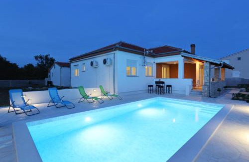 Poljica Villa | Holidayhouse Alirio with heated pool.