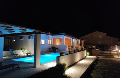 Poljica Villa | Holidayhouse Alirio with heated pool.