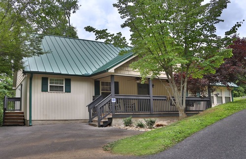 Pigeon Forge Ski Chalet | Holly Grove 1 - Three Bedroom Chalet