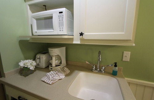 West Yarmouth Apartment | Holly Tree Resort