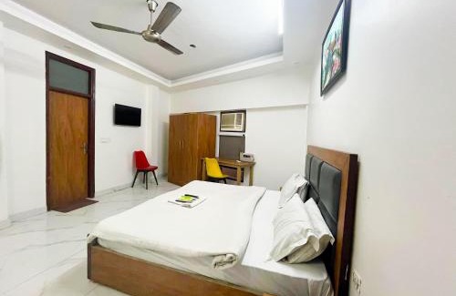 Nizamuddin East Hotel | Home Stay Near Nizamuddin Railway Station