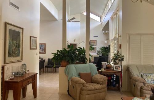 Swan Hill House | HOME STAY on HIGH King Bed - Private Home with Private Bathroom
