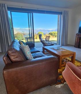 Wanaka House | Home with Amazing Lake and Mountain Views