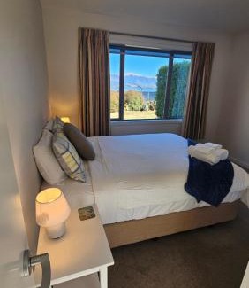 Wanaka House | Home with Amazing Lake and Mountain Views