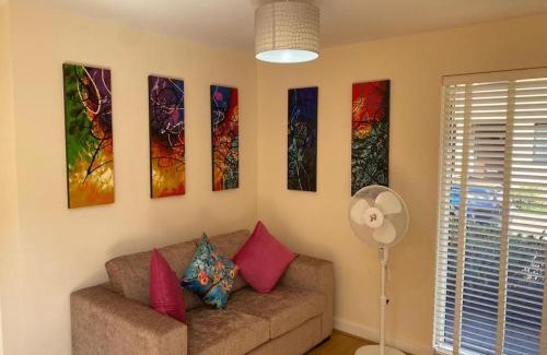 Cambridge House | Homely & Warm Trumpington House w Parking, 5 mins drive to Bio Medical Campus, Addenbrooke's & Papworth hospitals