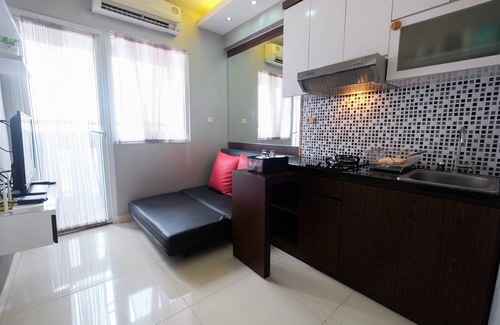 Rawasari Apartment | Homey and Relaxing 2BR Green Pramuka Apartment