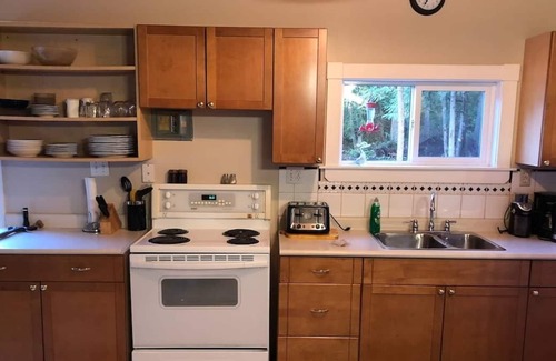 Regional District of Nanaimo House | Honeysuckle Hideaway - Beautiful 1 bedroom with additional bunk beds
