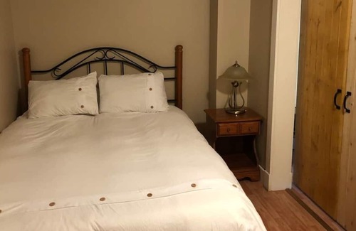Regional District of Nanaimo House | Honeysuckle Hideaway - Beautiful 1 bedroom with additional bunk beds