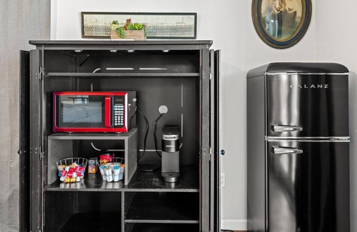 Harper House | Hopf Haus | 2/1.5 Cottage | Coffee Bar with Microwave & Fridge