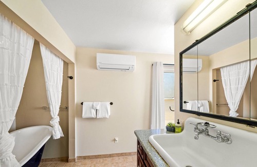 Harper House | Hopf Haus | 2/1.5 Cottage | Coffee Bar with Microwave & Fridge